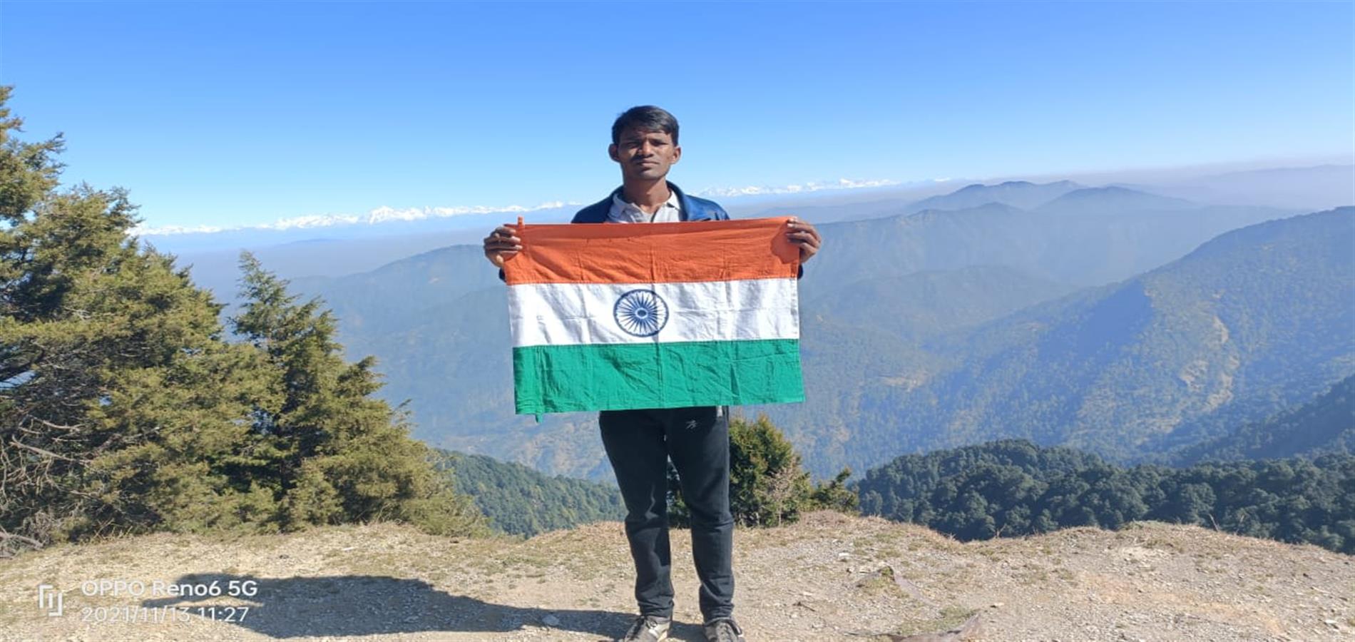 रासेयो स्वयं सेवक यशवंत कुमार ने नैनीताल की सबसे ऊँची चोटी नैना पीक 8622M पर तिरंगा फहराया 